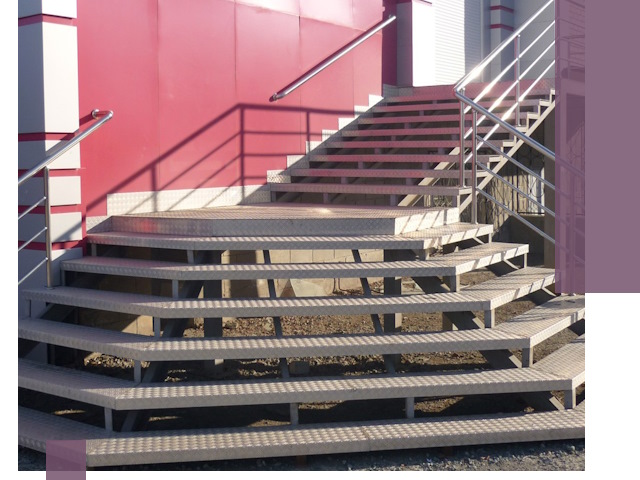 Лестницы для магазина в Геленджике — изготовление и монтаж