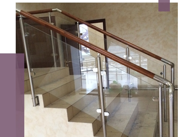 Комбинированные перила из металла и дерева в Геленджике