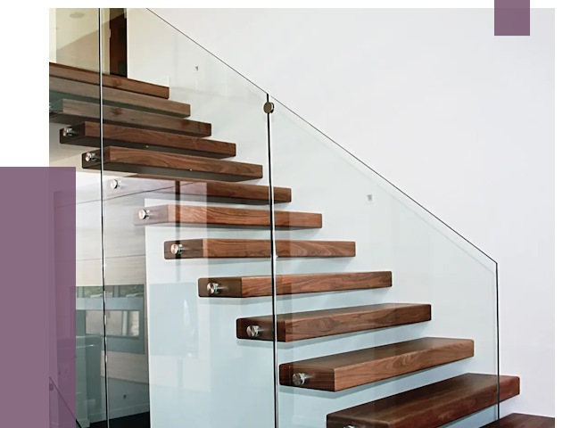 Стеклянные перила для лестницы в Геленджике от 15071 руб.