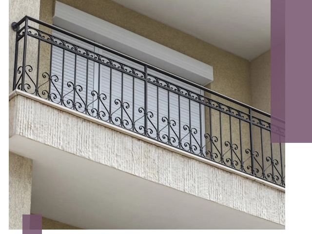 Балконные ограждения из металла и стекла в Геленджике для домов