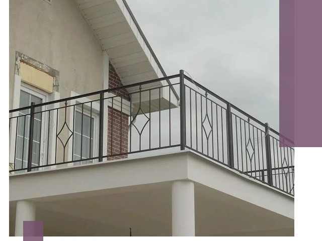 Изготовление балконных ограждений в Геленджике из металла и стекла