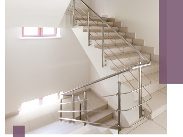 Установка и замена перил в подъезде в Геленджике