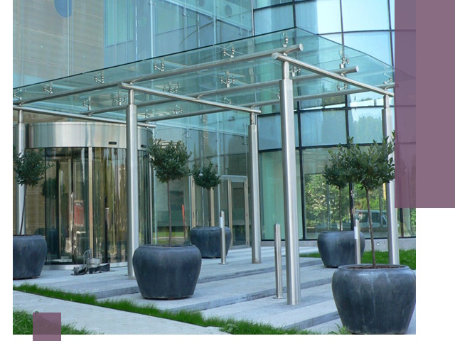 Навесы из стекла на заказ в Геленджике — монтаж и установка