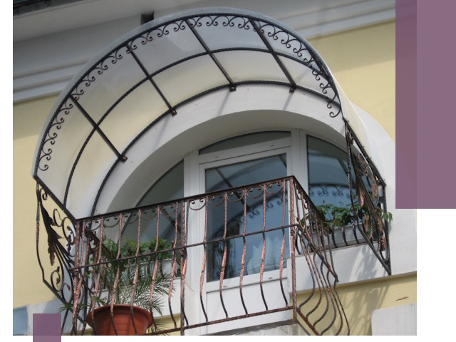 Козырьки над балконом в Геленджике — изготовление и монтаж