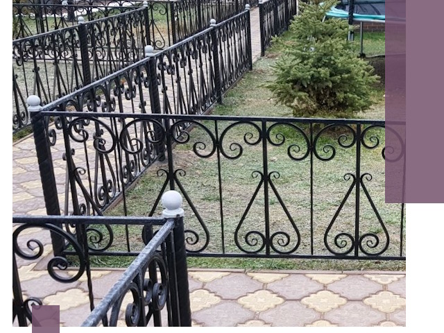 Кованые газонные ограждения под ключ в Геленджике